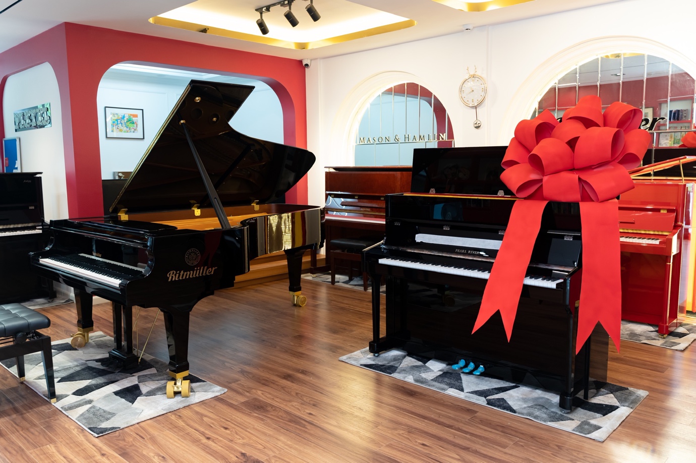 (Chiếc Upright Piano thương hiệu Pearl River trị giá 130 triệu đồng là phần thưởng dành cho Quán quân bảng Festival)