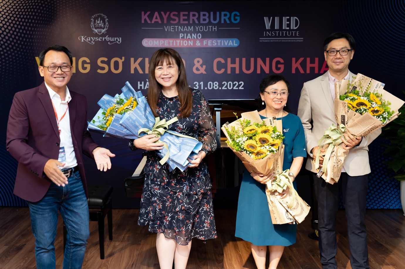 (Từ trái sang, Nhà âm nhạc học, PGS.TS Nguyễn Thanh Hà; PGS âm nhạc Tina Shao; GS Piano Trần Thu Hà; GS Piano Nam Yeung)